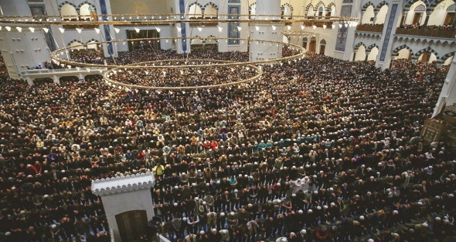 Diyanet İşleri Başkanlığı: Camilerdeki sabit oturaklar kaldırılacak.